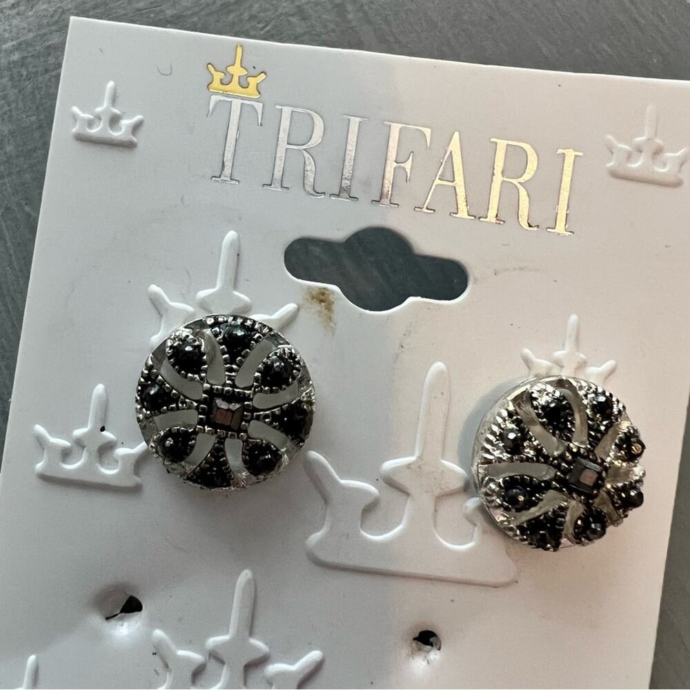 Trifari Silver Tone Earrings NEW - Picture 2 of 3